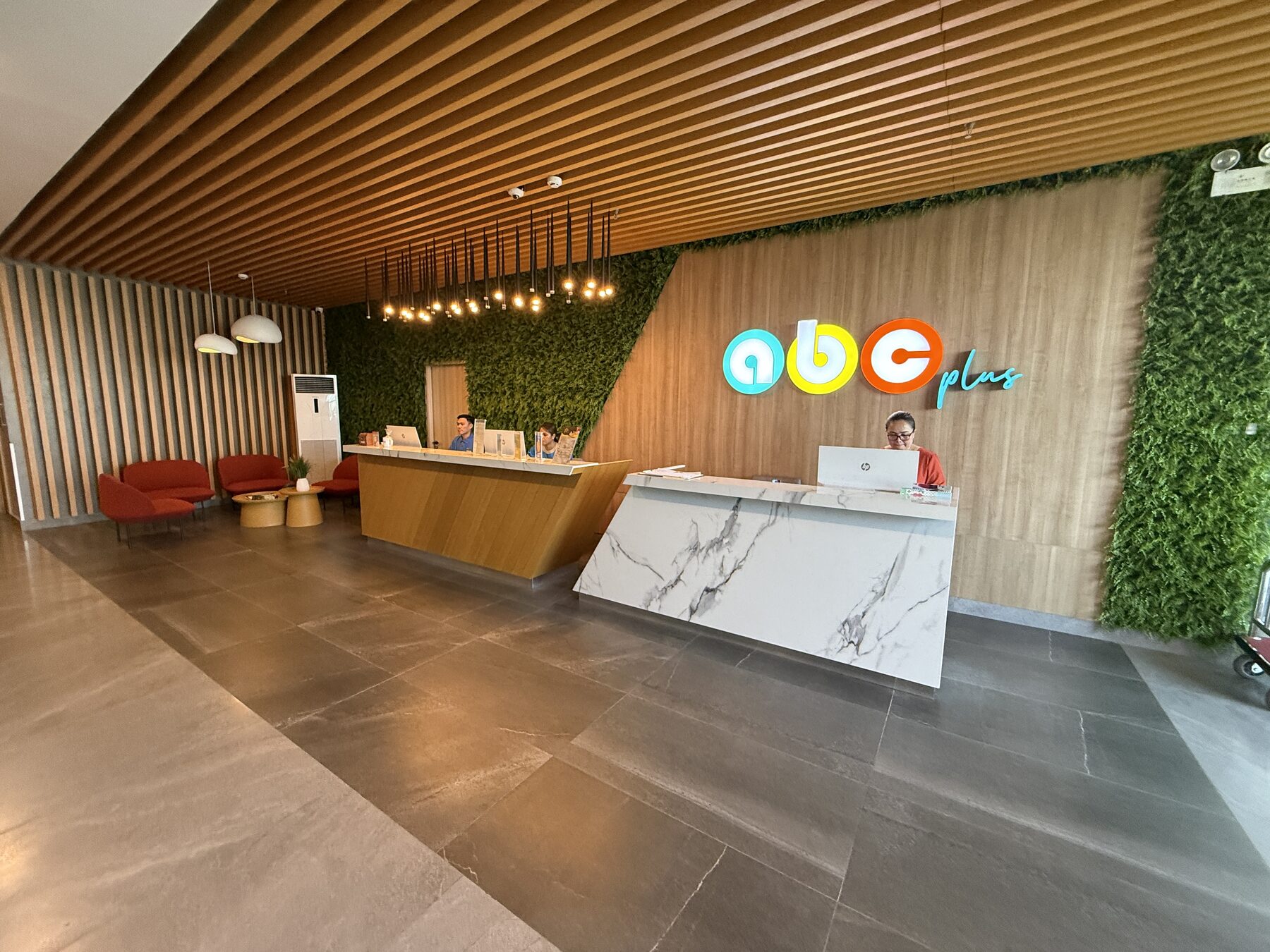ABC Plus Hotelの受付とロビー